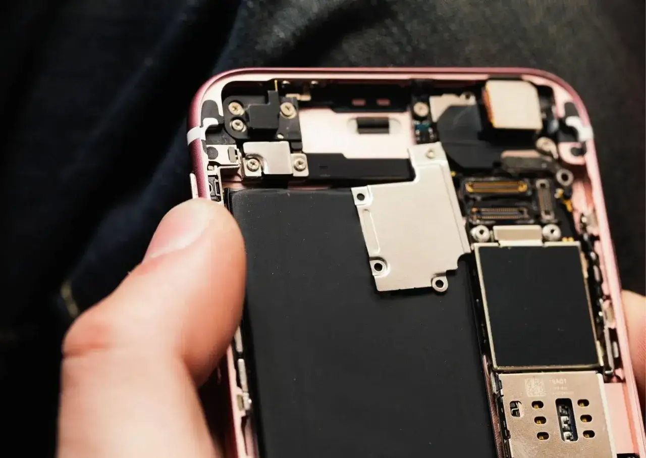 Zdjęcie Wymiana baterii w telefonie cena – jak uniknąć wysokich kosztów?