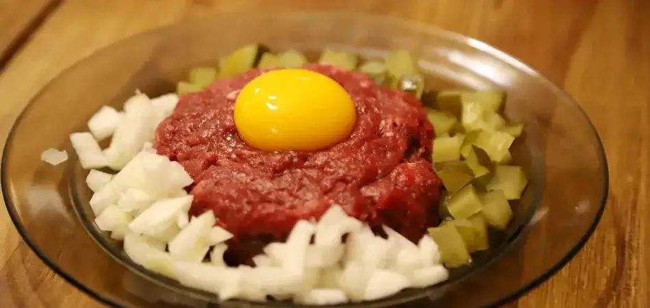 Zdjęcie Dokładnie ile kalorii ma tatar? Poznaj wartości odżywcze surowej wołowiny