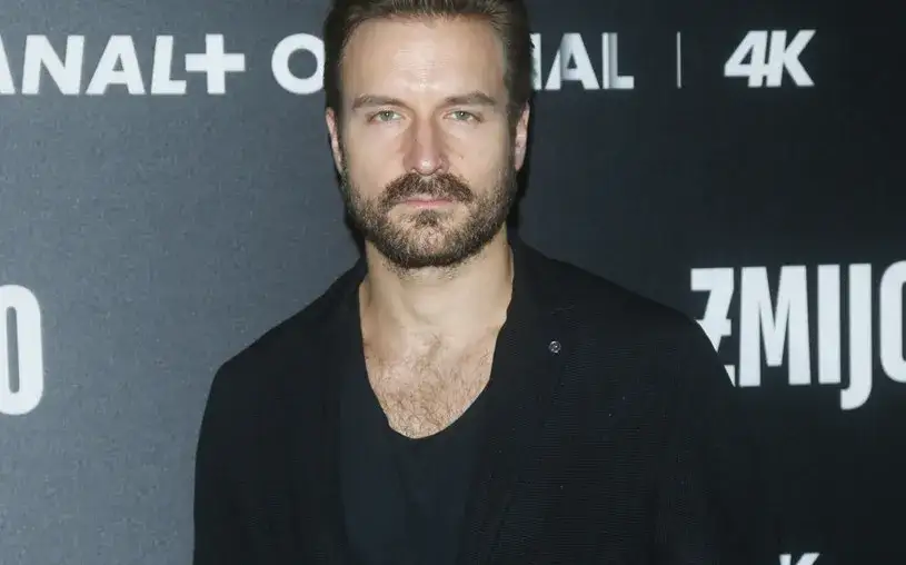 Zdjęcie Ile lat ma Piotr Stramowski? Zaskakujące fakty o jego życiu i karierze.