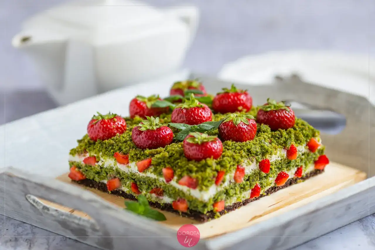 Zdjęcie Prosty przepis na truskawkowe ciasto z polewą – deser, który pokochasz od pierwszego kęsa