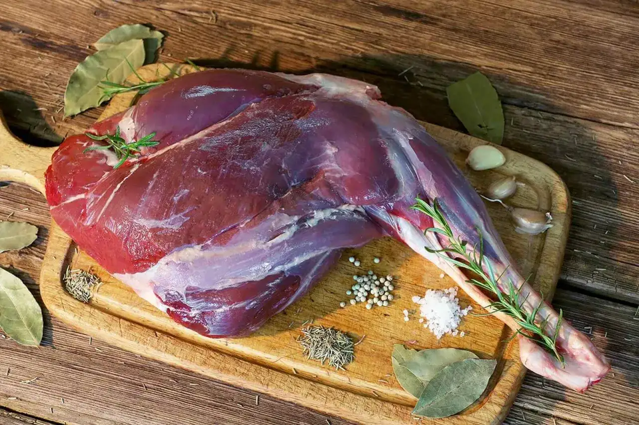 Zdjęcie Jak upiec udziec z sarny, aby był soczysty i aromatyczny?