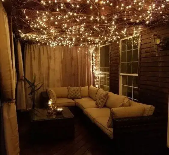 Zdjęcie Jak zamontować lampki na balkonie bez ryzyka uszkodzeń i wiatru