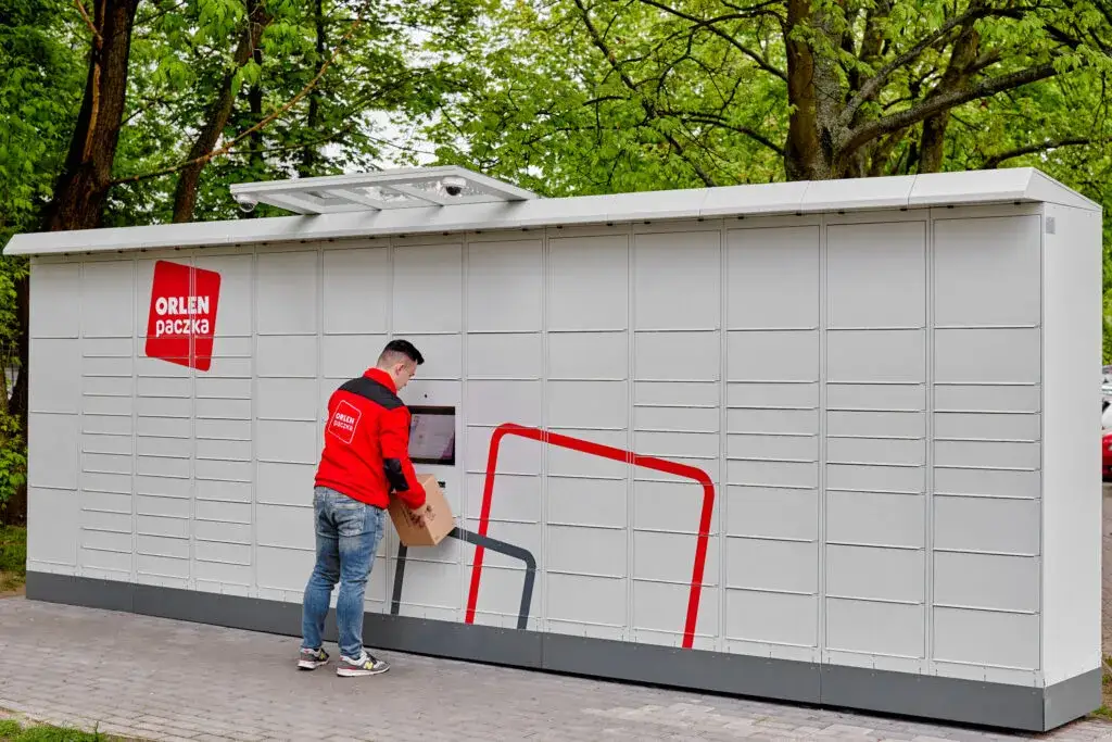 Zdjęcie Co to jest Orlen Paczka? Poznaj zalety i funkcje usługi kurierskiej