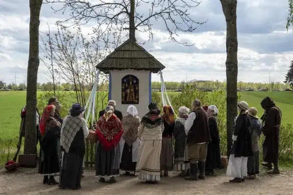 Zdjęcie Ile trwa majówka w kościele? Zaskakujące różnice regionalne!