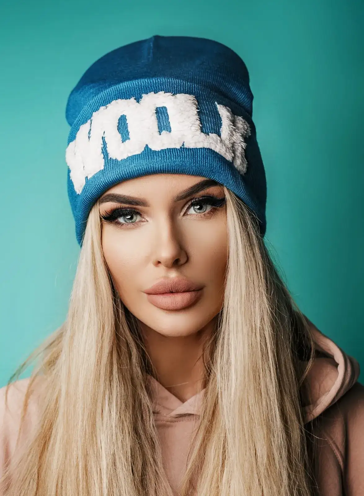 Zdjęcie Najlepsze czapki do okrągłej twarzy: 5 stylów, które Ci schlebiają
