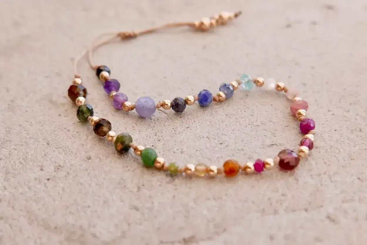 Zdjęcie Co oznaczają kolory bransoletek choroby? Zaskakujące znaczenia kolorów