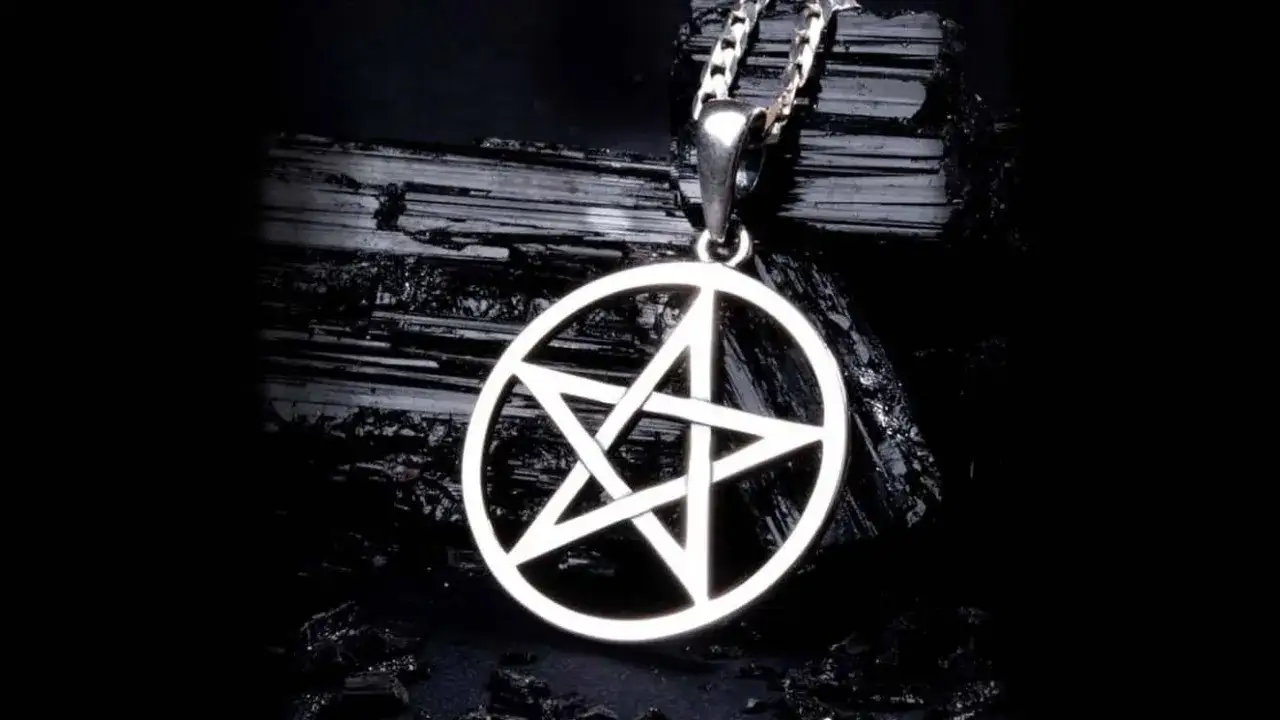 Zdjęcie Xp co to znaczy na kolczyku - odkryj tajemnice symbolu i jego znaczenie