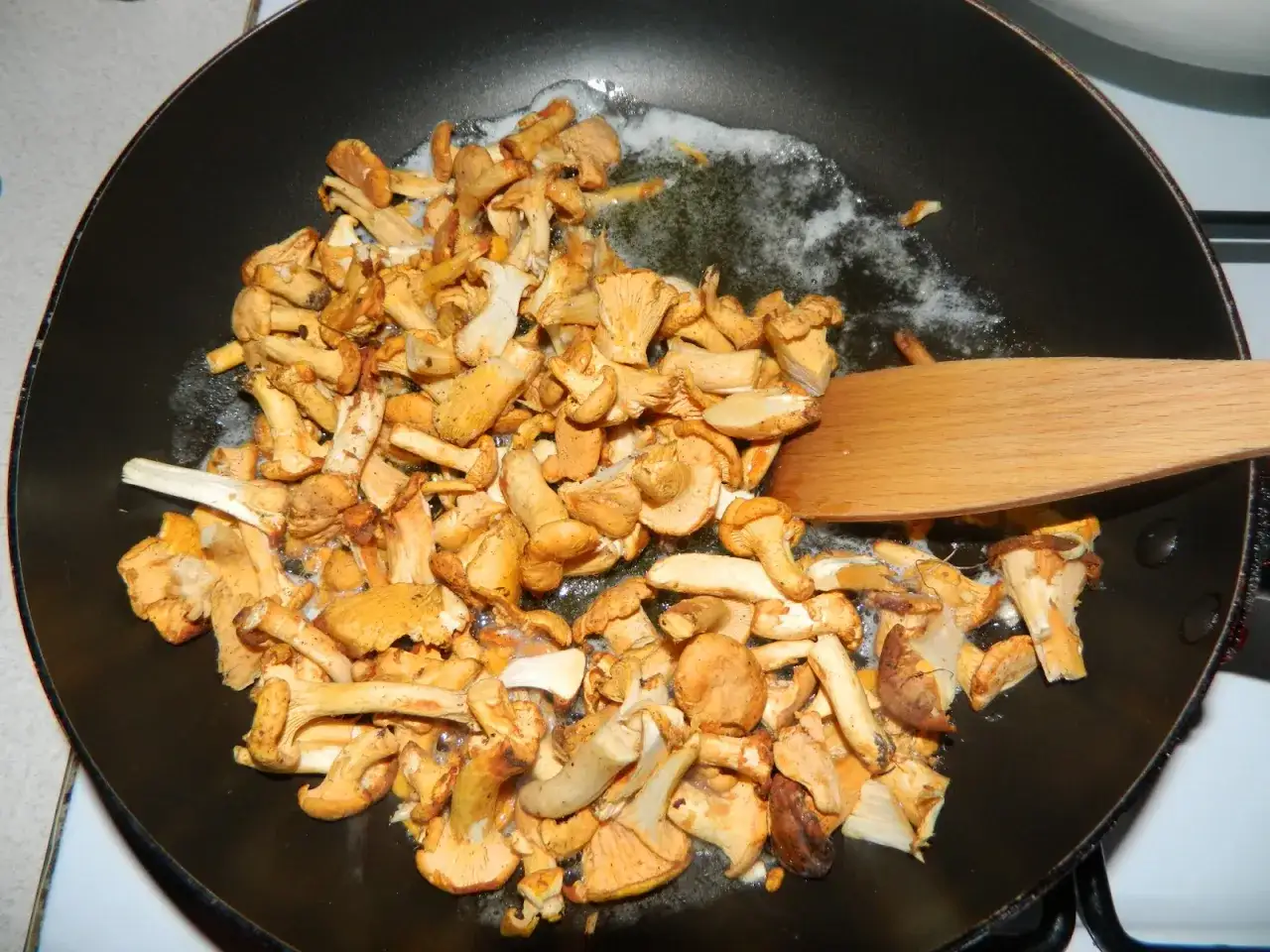 Zdjęcie Jak zrobić pyszny sos z kurek w śmietanie – prosty przepis na wyjątkowe danie