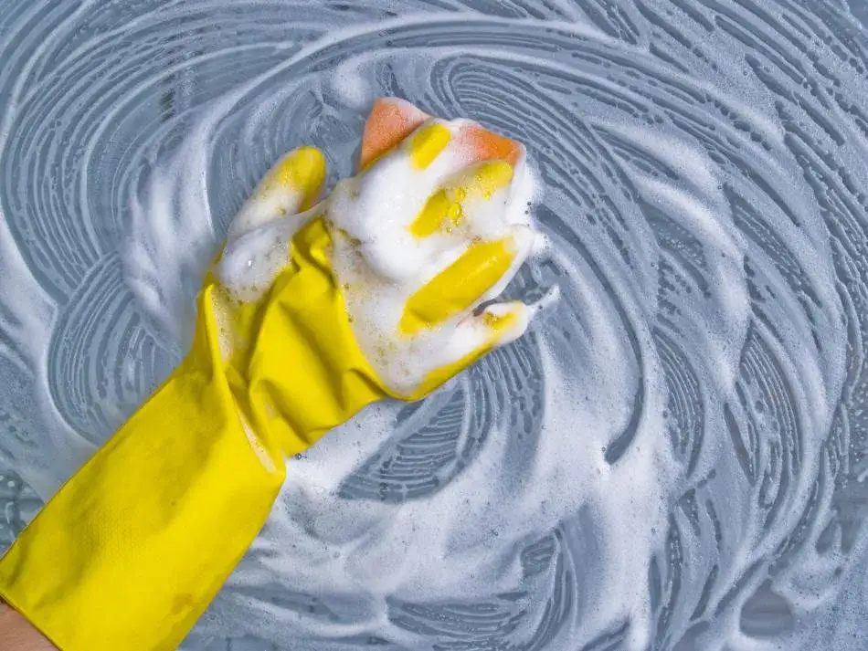 Zdjęcie Czym odtłuścić płytki przed malowaniem? Sprawdzone metody i porady.