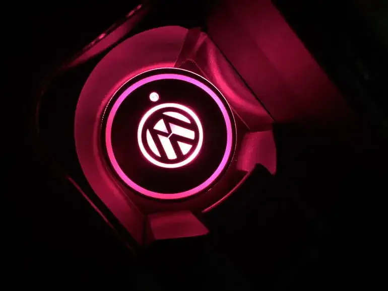 Zdjęcie Logo Volkswagen LED - wszystko co musisz wiedzieć o podświetlanym znaczku VW