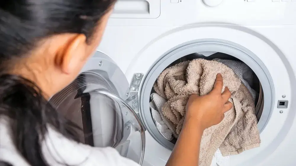 Zdjęcie Jak uratować skurczone ubrania po praniu i przywrócić ich kształt
