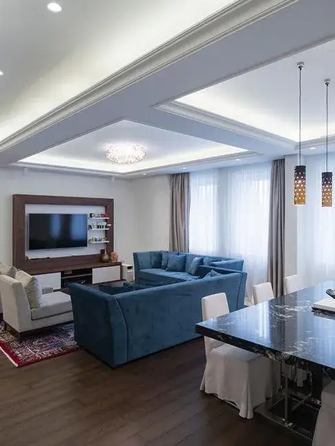 Zdjęcie Rewelacyjne sufity do salonu: Który wybór cię zachwyci i nie zrujnuje budżetu?