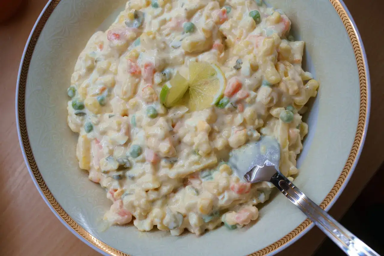 Zdjęcie Ile może stać sałatka jarzynowa? Sprawdź, aby uniknąć zepsucia