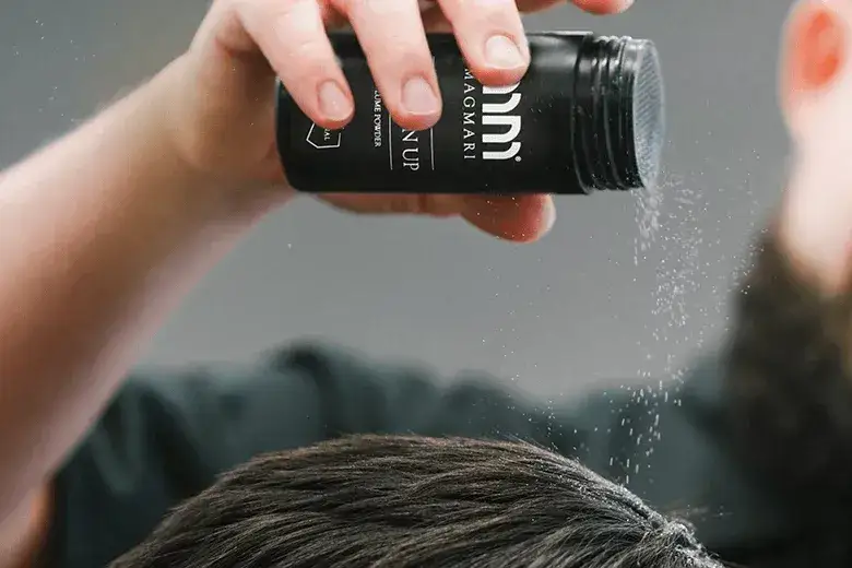 Zdjęcie Jak działa puder do włosów i jak go używać, by uniknąć błędów stylizacji