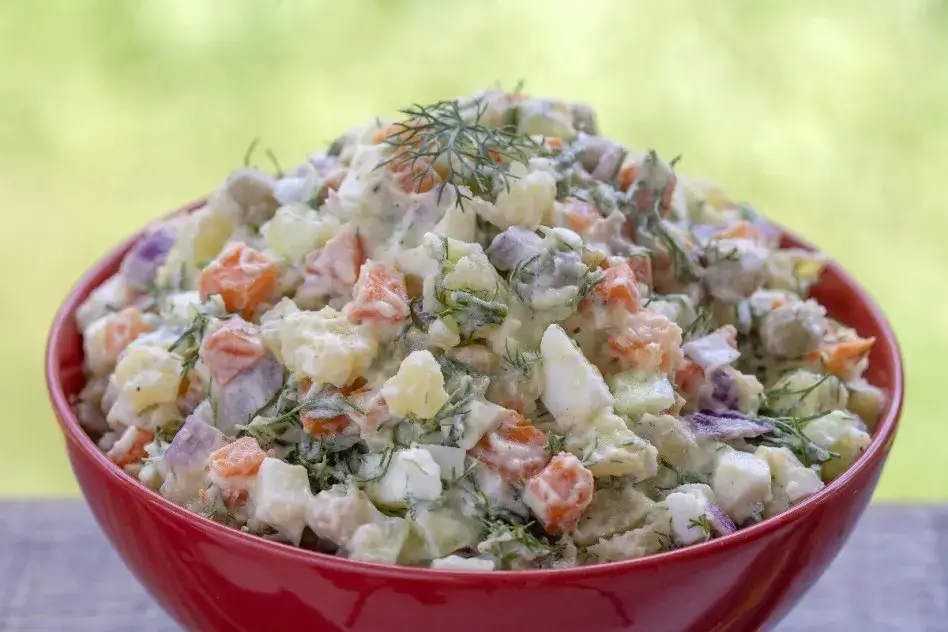 Zdjęcie Sałatka jarzynowa skąd pochodzi? Poznaj jej zaskakującą historię