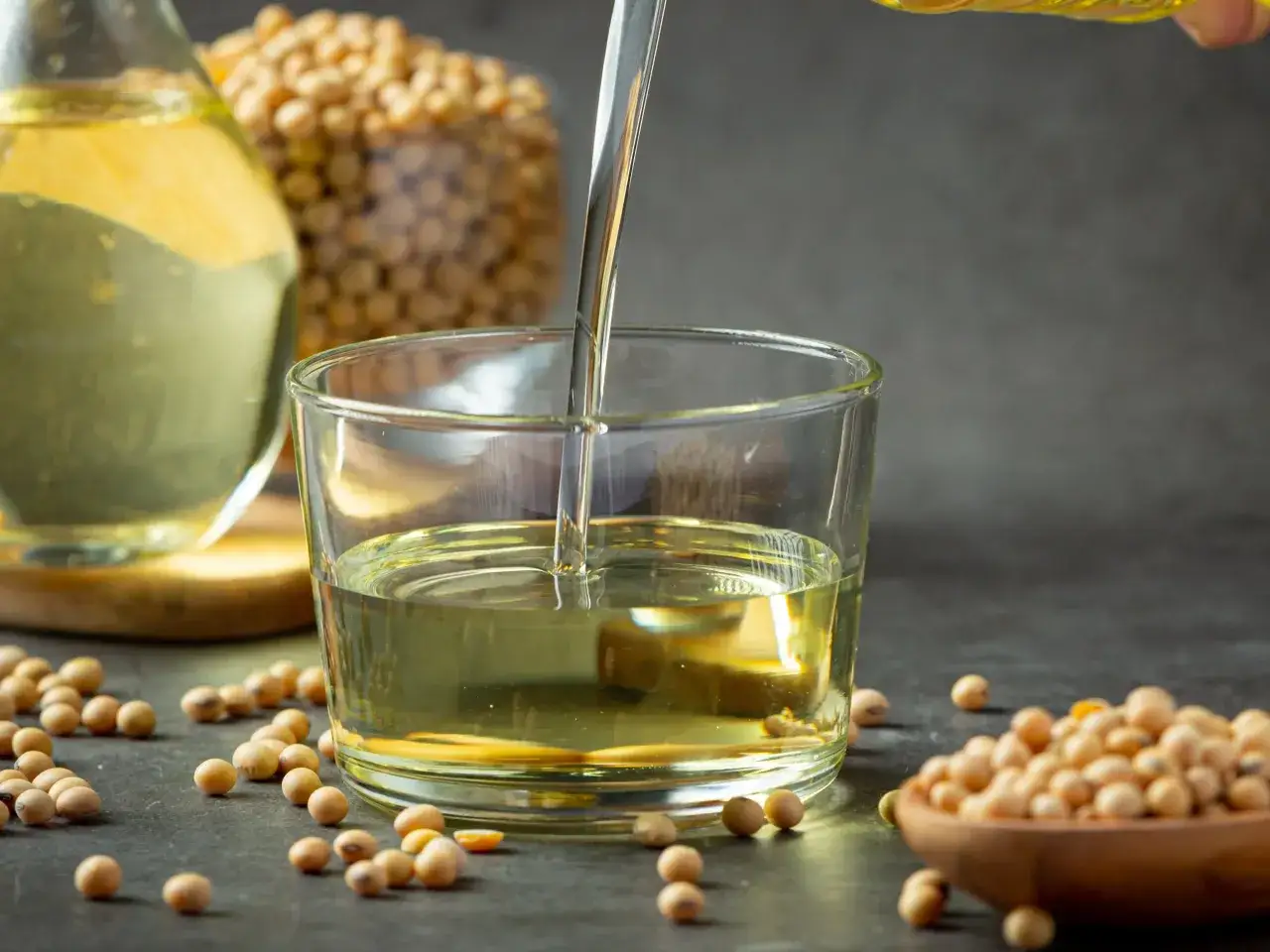 Zdjęcie Czy olej sojowy jest szkodliwy? Fakty, zagrożenia i korzyści dla zdrowia