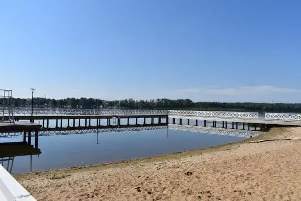 Zdjęcie Plaża nad jeziorem Ostrzyckim: Znajdź najlepsze kąpieliska w Polsce