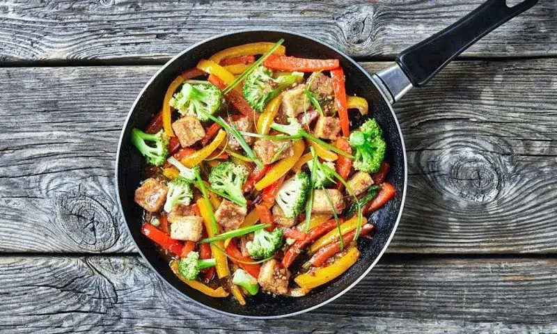 Zdjęcie Ile kalorii ma warzywa na patelnię? Zaskakujące fakty o kaloryczności