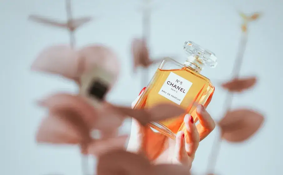 Zdjęcie Na ile starcza 100ml perfum? Odkryj, jak przedłużyć ich trwałość