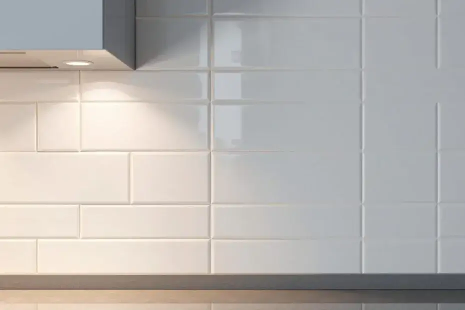 Zdjęcie Jak wykończyć kafelki na ścianie, aby uniknąć najczęstszych błędów