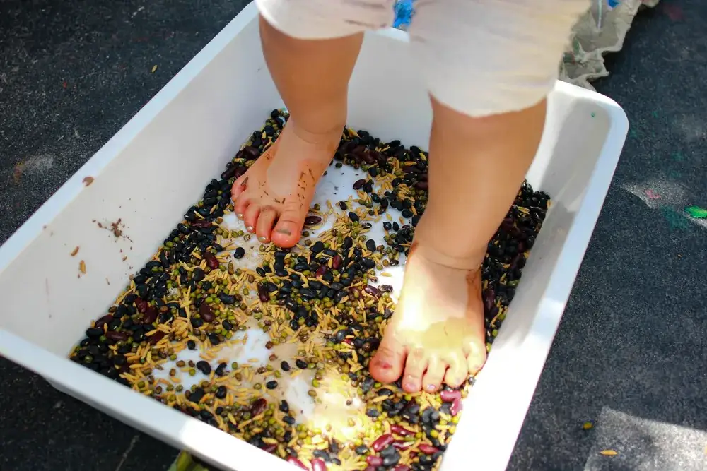 Zdjęcie Zabawy sensoryczne dla 6 latka, które rozweselą i pobudzą zmysły