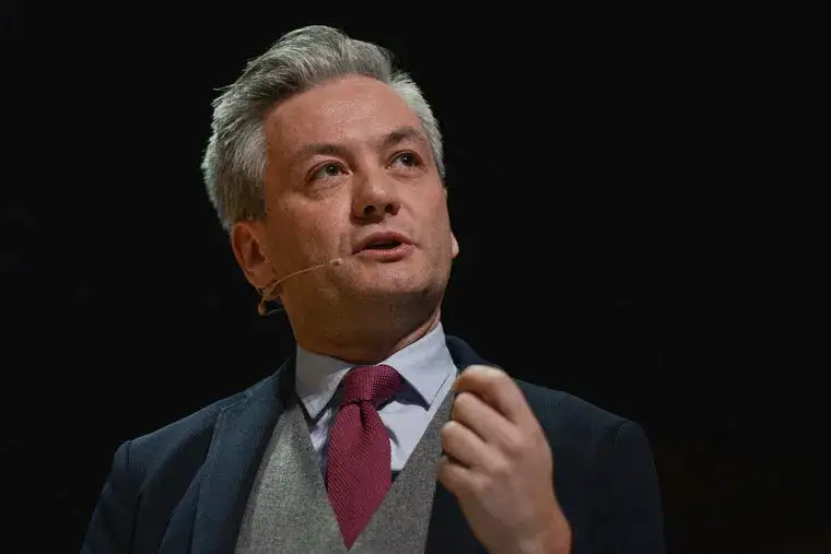 Zdjęcie Robert Biedroń - jaka partia? Poznaj jego polityczne powiązania