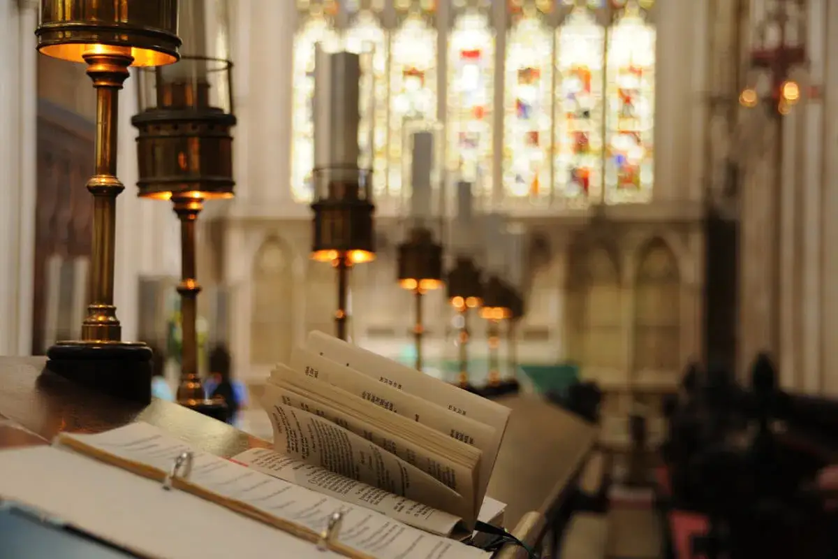 Zdjęcie Czym się różni kościół anglikański od katolickiego? Kluczowe różnice