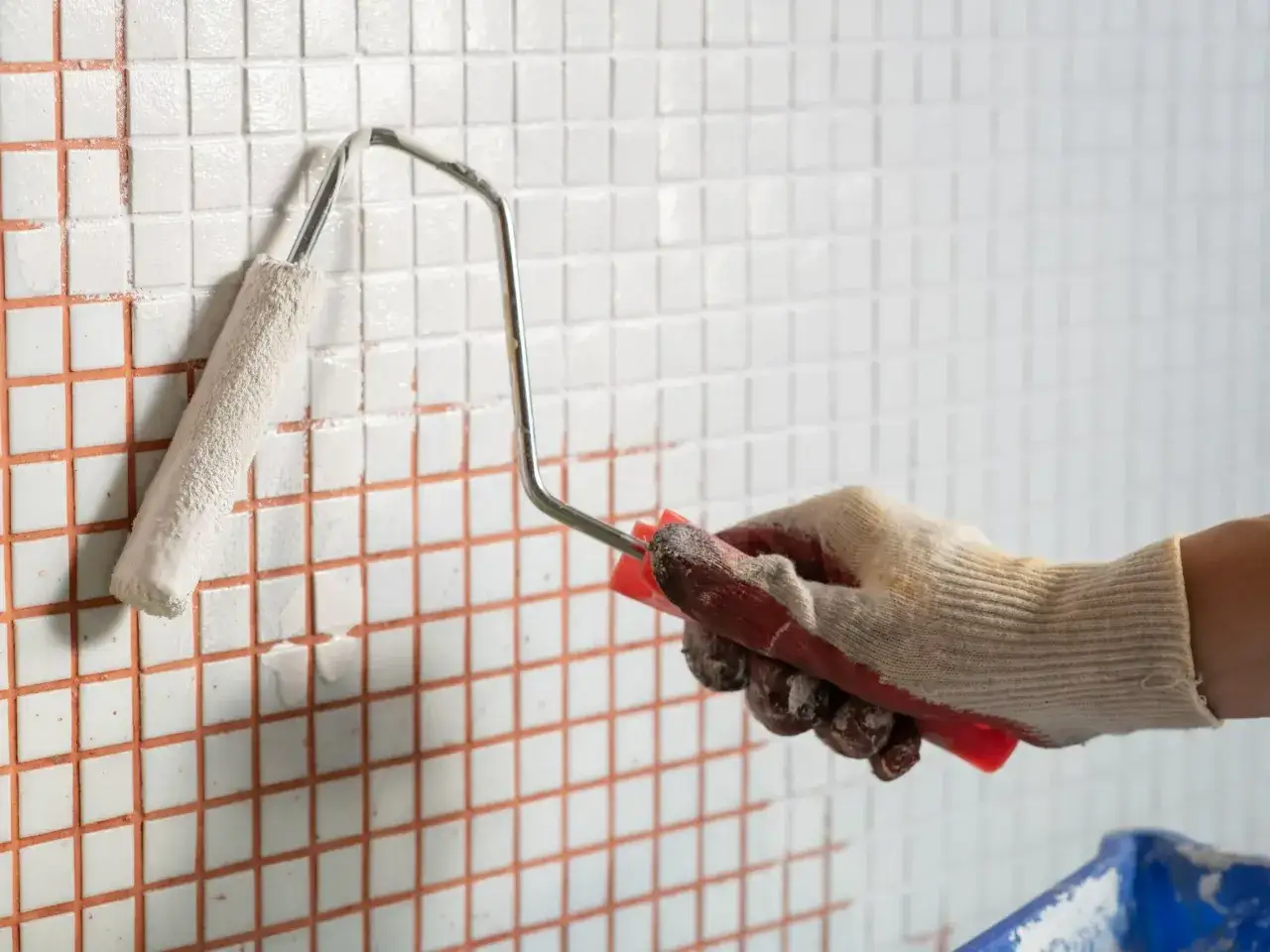 Zdjęcie Jak malować płytki ceramiczne krok po kroku i uniknąć błędów