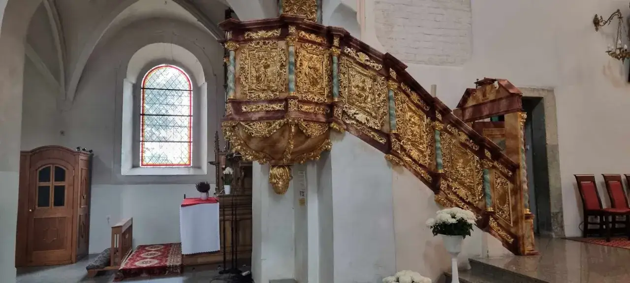 Zdjęcie Co to jest ambona w kościele? Jej znaczenie i rola w liturgii