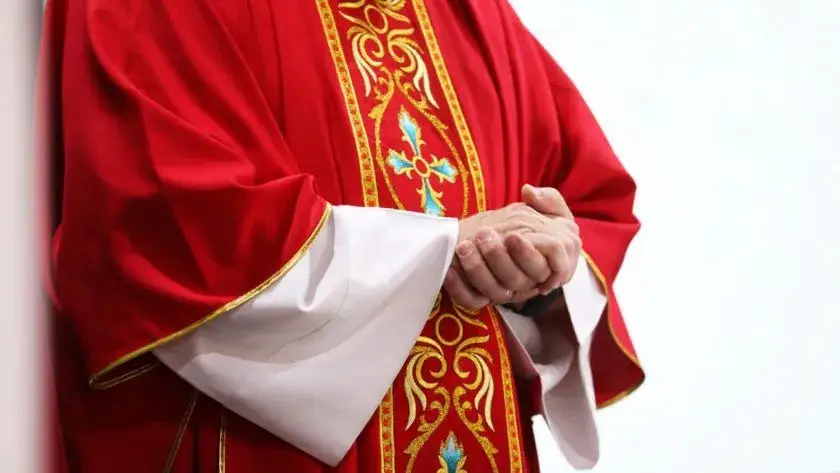 Zdjęcie Ubranie księdza jak się nazywa – poznaj tajemnice szat liturgicznych