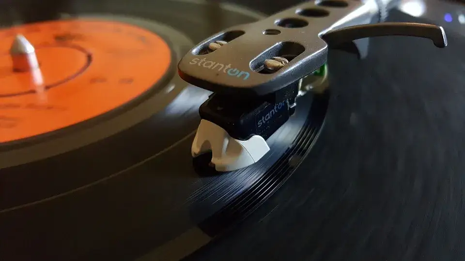 Zdjęcie Jak wybrać gramofon - kluczowe wskazówki dla początkujących audiofilów