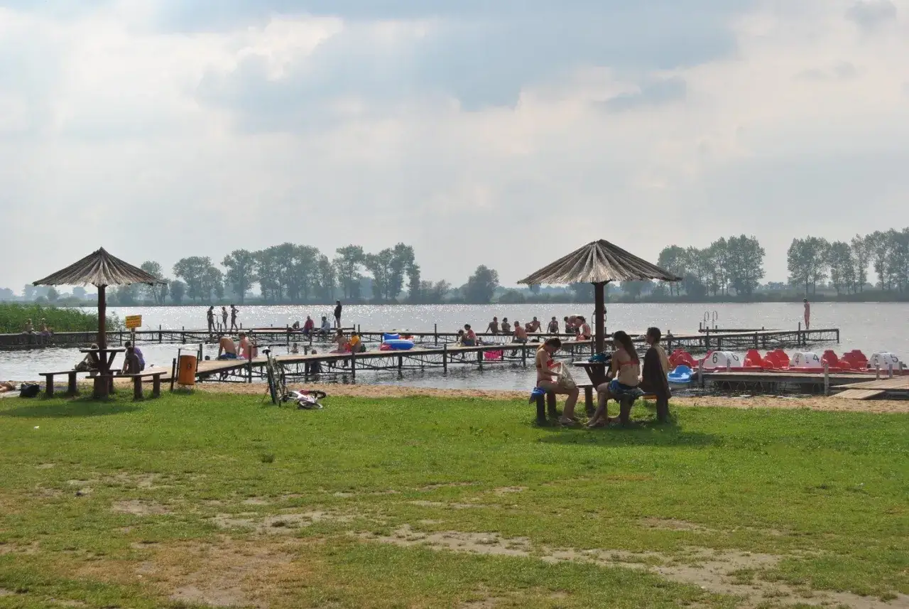 Zdjęcie Jezioro Strykowskie - raj dla wędkarzy i miłośników letniego wypoczynku