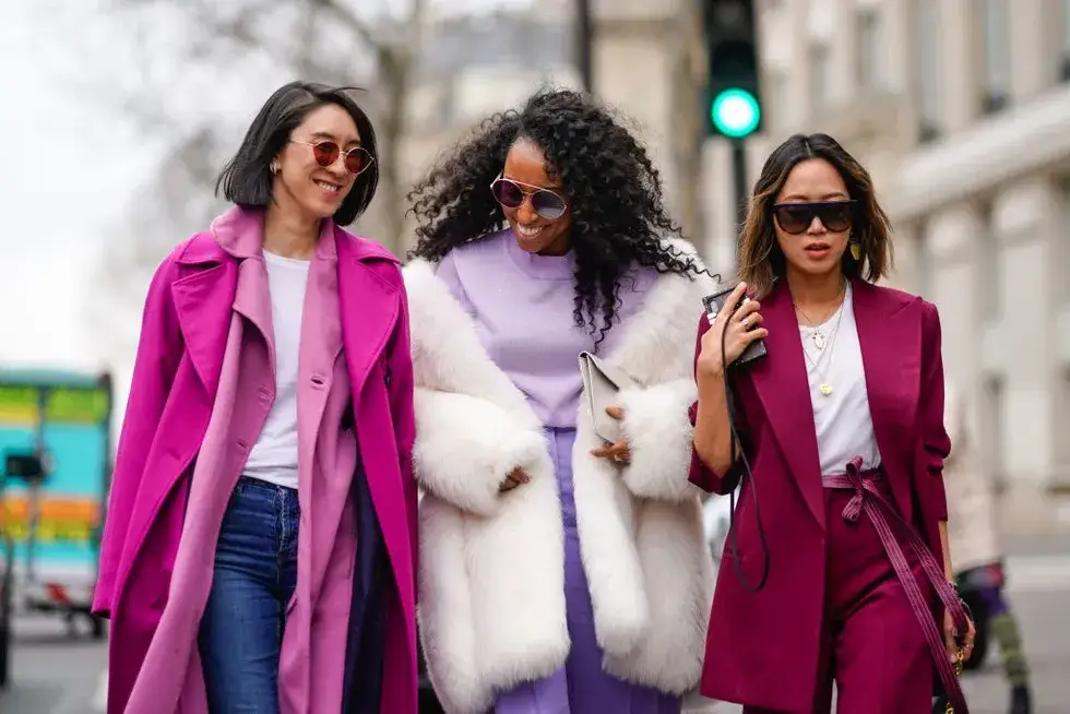 Zdjęcie Stylizacje z amarantowymi spodniami, kt&oacute;re zachwycą na każdą okazję