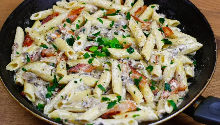 Zdjęcie Makaron z brokułami, boczkiem, sosem śmietanowym i parmezanem