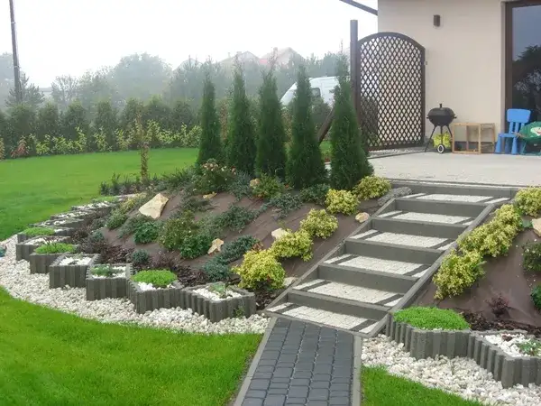 Zdjęcie Jak obsadzić skarpę przy tarasie? Skuteczne sposoby na piękne i trwałe umocnienie zboczy