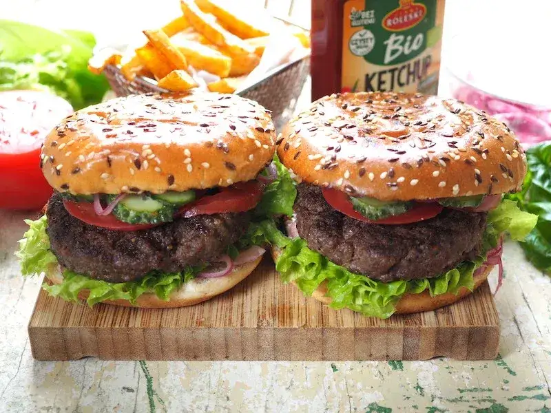 Zdjęcie Ile kalorii ma burger wołowy z frytkami? Poznaj szokujące liczby!