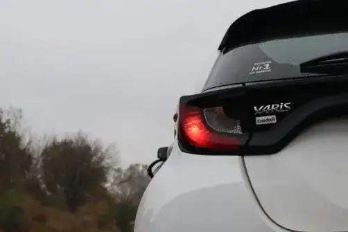 Zdjęcie Światła cofania w Toyocie Yaris: ile jest i jak działają?