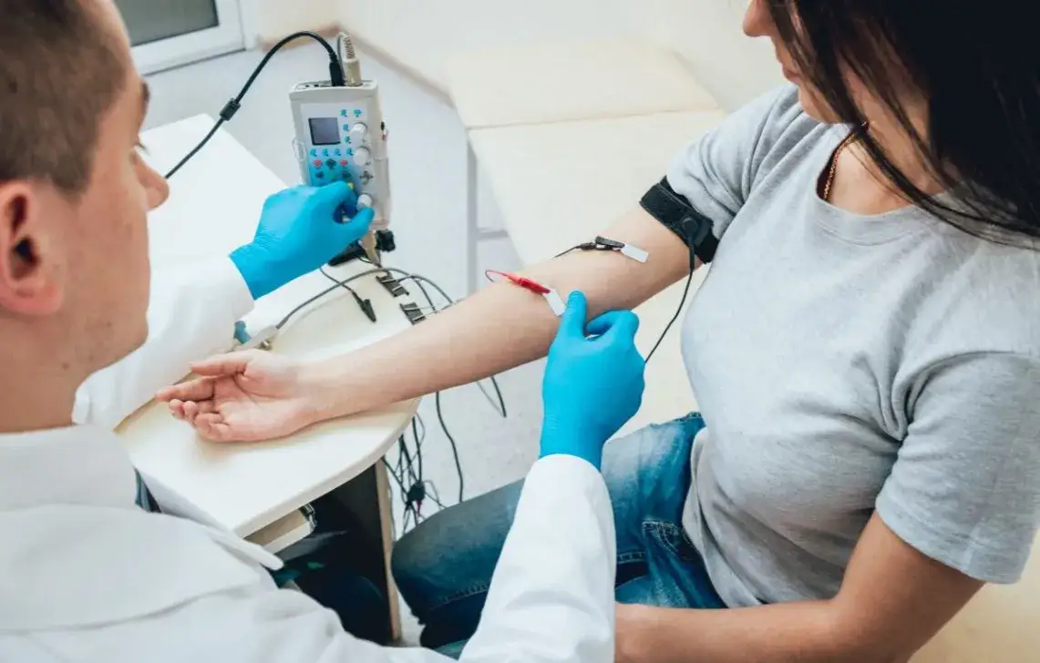 Zdjęcie Jak wygląda badanie EMG? Co musisz wiedzieć przed testem?