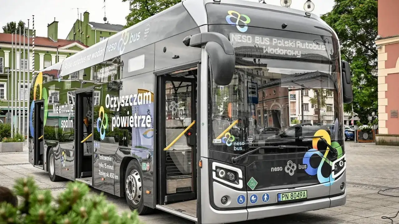 Zdjęcie Ile pali bus 20 osobowy? Sprawdź, jak zaoszczędzić na paliwie