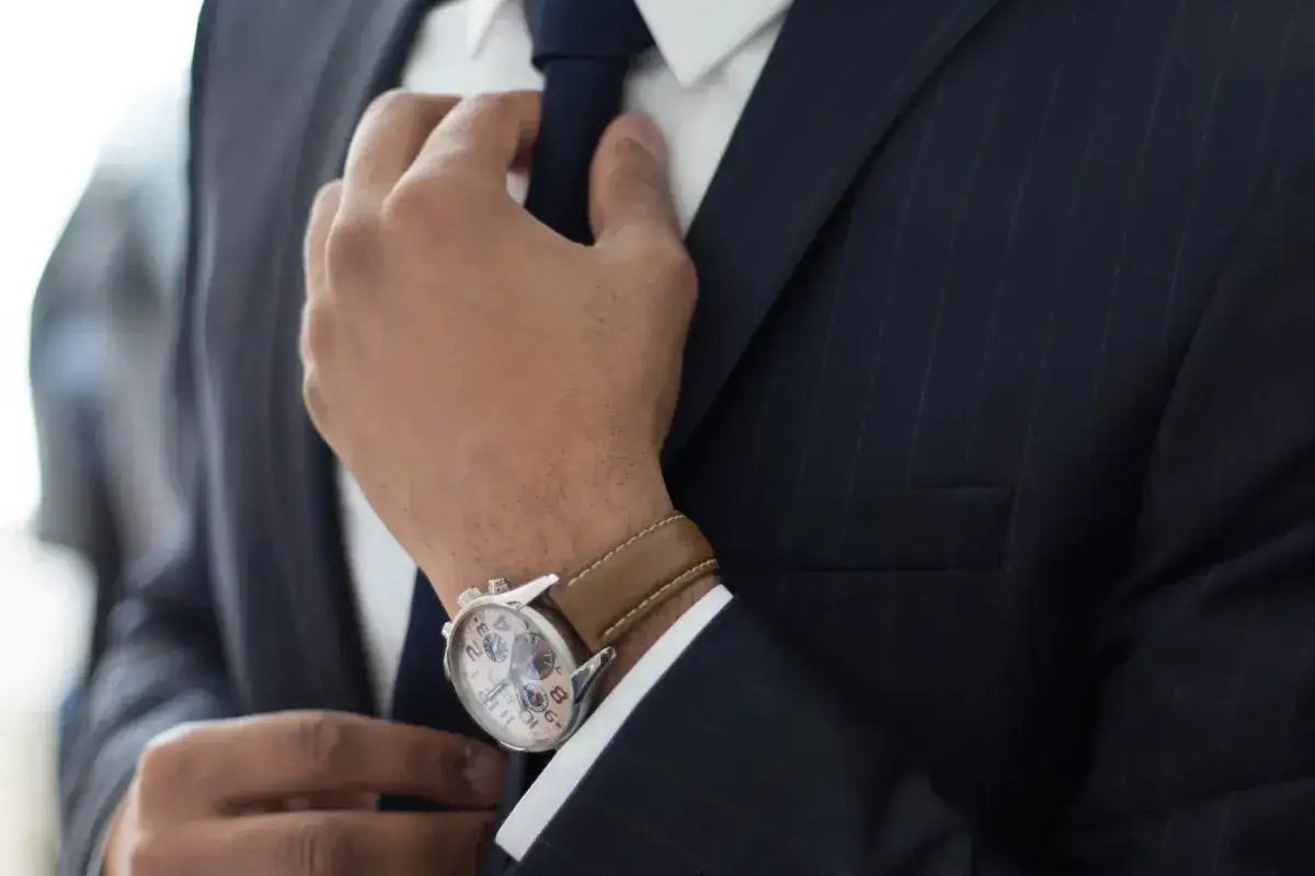 Zdjęcie Jak zawiązać krawat prosty w 5 prostych krokach bez stresu