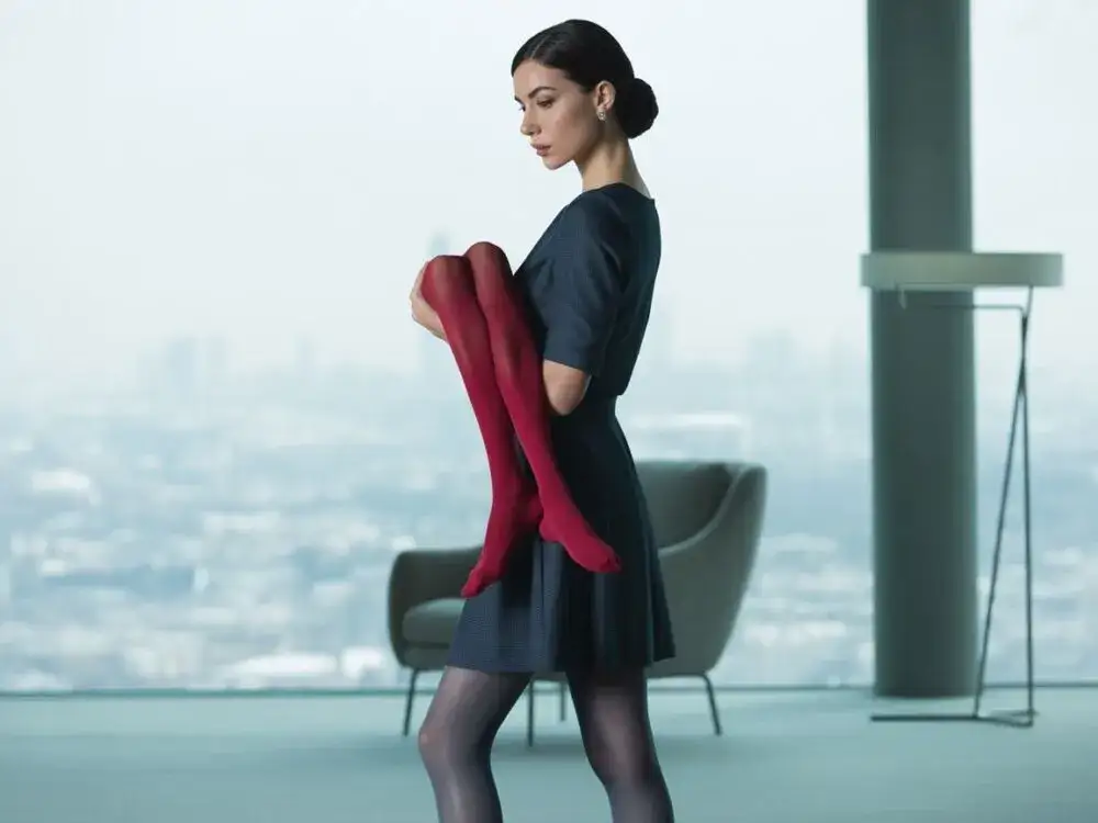 Zdjęcie Jakie rajstopy do granatowej sukienki - idealne połączenia, które zachwycają