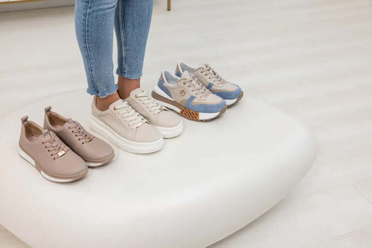 Zdjęcie Co to są buty sneakersy? Odkryj ich cechy i stylowe zastosowanie