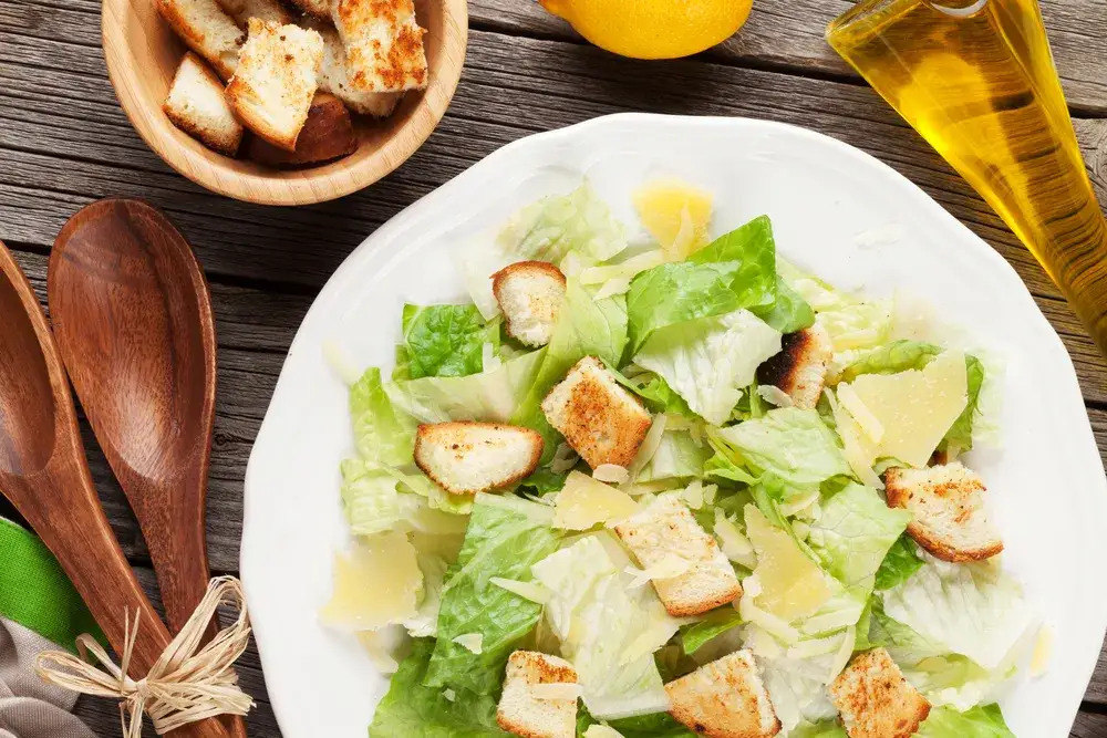 Zdjęcie Czy sałatka Cezar jest zdrowa? Odkryj ukryte kalorie i ryzyka