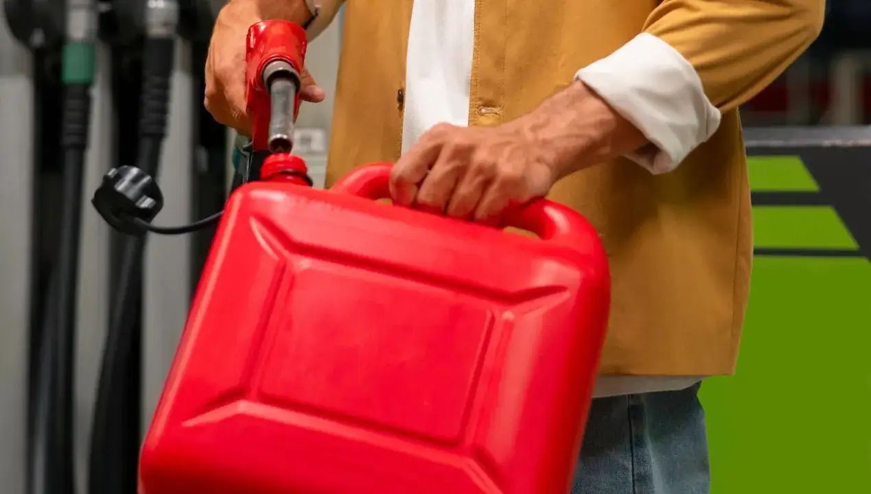 Zdjęcie Jak pozbyć się zapachu benzyny z auta - skuteczne metody i porady