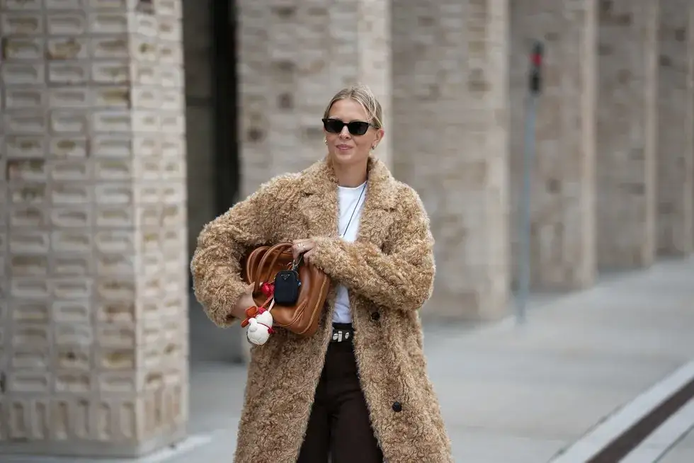 Zdjęcie Płaszcz teddy: Jak stylizować modnego misia? Zestawy i porady