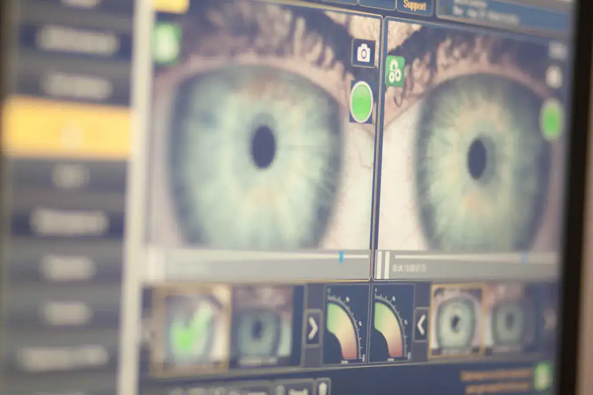 Zdjęcie Skąd się bierze astygmatyzm? Poznaj przyczyny i objawy tej wady wzroku