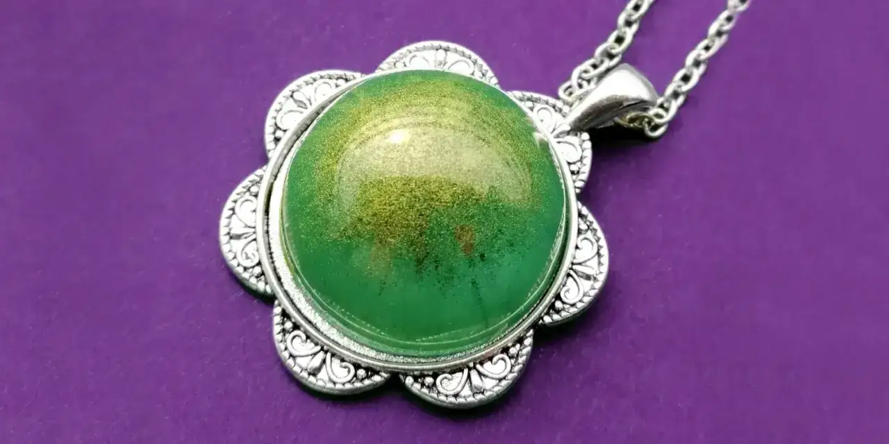 Zdjęcie Jak zrobić wisiorek z żywicy epoksydowej - proste kroki i porady