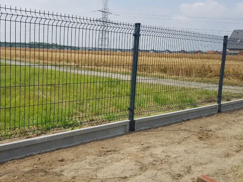 Zdjęcie Słupki ogrodzeniowe z podmurówką: trwałość i estetyka ogrodzenia