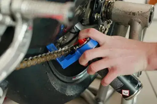Zdjęcie Jaki smar do łańcucha motocyklowego? Uniknij kosztownych błędów