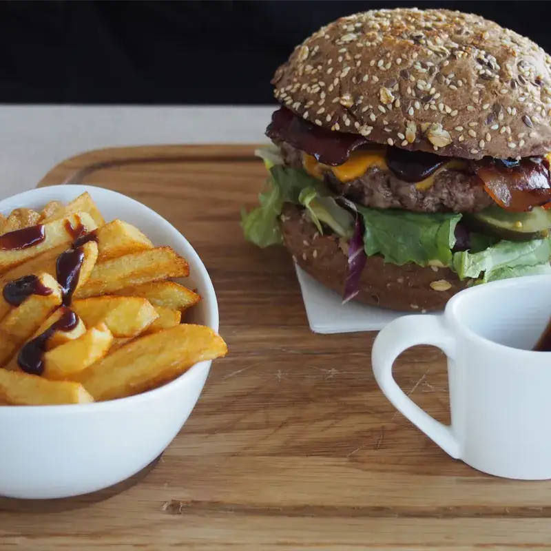 Zdjęcie Jak idealnie smażyć burger wołowy z Biedronki, aby nie był surowy?